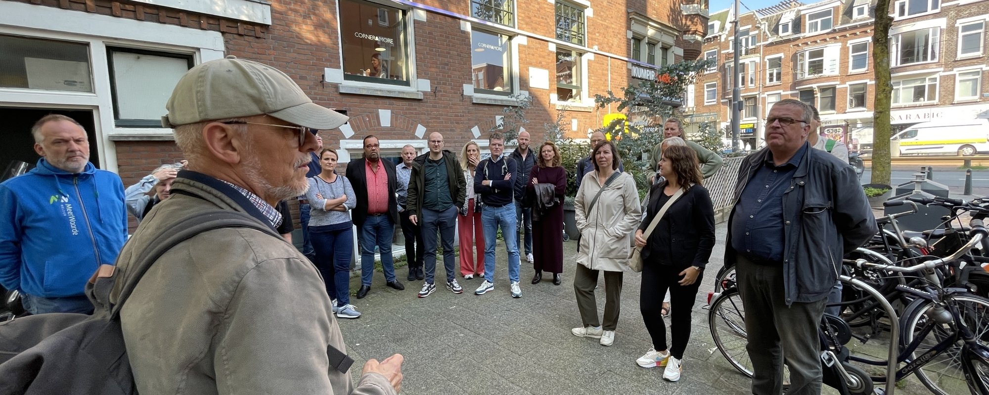 Een groep mensen die bij elkaar staan voor een inspirerende rondleiding