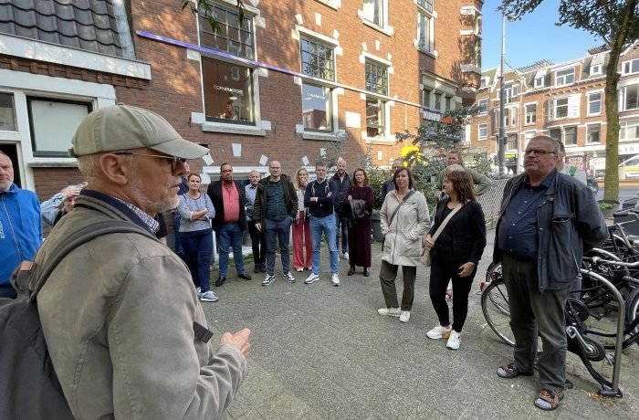 Een groep mensen die bij elkaar staan voor een inspirerende rondleiding